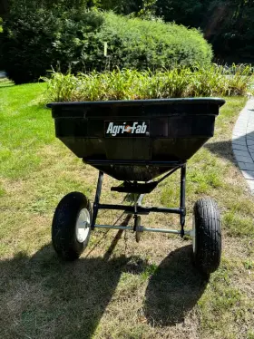 45-02114 Agri-fab Tow Broadcast Spreader Model - 125 Lb. Capacity