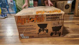 45-04633 Agri-fab 130 Lb Tow Behind Broadcast Spreader Fertilizer Seeder New