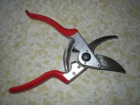 Felco-9 Felco 783929100074 F9 - High Performance Swiss Made Left-handed Garden Pruners #3