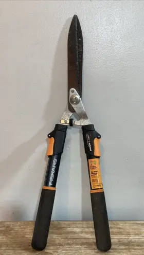 Fiskars 046561191696 Telescoping Power-lever 26 Inch - 33 Hedge Shears Cushioned Grip