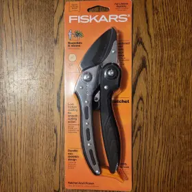 Fiskars 046561266899 Ratchet Anvil Pruner For Cutting Branches And Stems 3/4 Inch