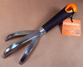 Fiskars 046561806668 Never Used - Cultivator Soil Prep And Weeding Ergo Handle Extra Large Grip