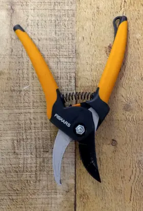 Fiskars 046561811358 Bypass Pruner Garden Tool Steel Blade And Softgrip Handle 5/8ftft Capacity #2