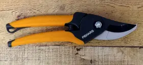 Fiskars 046561811358 Bypass Pruner Garden Tool Steel Blade And Softgrip Handle 5/8ftft Capacity