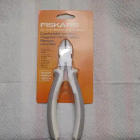 24501001 Fiskars Wire Cutters 6-inch Spring-action Design Soft Grip Touchpoints
