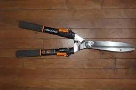 391690-1009 Fiskars Hedge Shears Powerlever Extended 25 Inch - 33