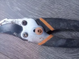 Ea1116 Fiskars Ad0621 Bypass Pruners Used Plant Tree Pruning Sheers Center Locking #2