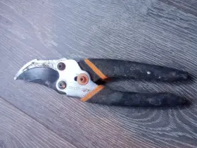 Ea1116 Fiskars Ad0621 Bypass Pruners Used Plant Tree Pruning Sheers Center Locking