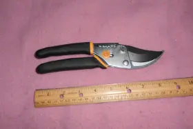 Prunerad0662 Fiskars Ad0622 Traditional Bypass Steel Blade And Non-slip Handle Lock