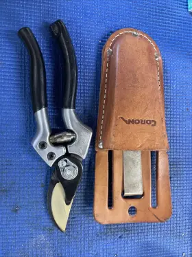 Ae0515 Fiskars Titanium Coated Steel Blade Bypass Hand Pruner And Corona Leather Pouch