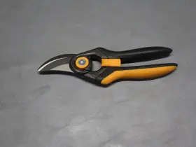Ea0213 Fiskars Steel Bypass Hand Pruner With Standard Handle