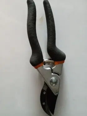 Ea1211 Fiskars Steel Bypass Hand Pruner With All Metal Construction #2