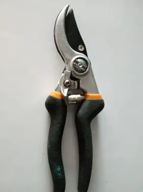 Ea1211 Fiskars Steel Bypass Hand Pruner With All Metal Construction