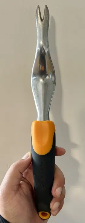 384200-1001 Fiskars Garden Used Ergo Weeder - Heavy Duty Gardening Hand Tool With Hang Hole For Law