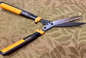 Hs551-10 Fiskars Hs551 Fiskers Power Gear 2 Hedge Shears Inch Blade-geared-titanium Coated