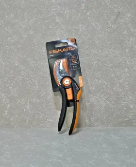 P521 Fiskars 3/4 Inch Pruner Garden Cutter With Full Softgrip