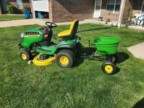 45-0463-jd John Deere 130-lb Capacity Broadcast Tow-behind Spreader