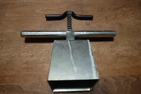 Ladbrooke 061058960093 Maxi 4 Inch Soil Block Maker Plastic Free Gardening Metal Blocker Tool
