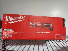 2534-21 Milwaukee M12 Lithium-ion Brushless Cordless Pruning Shears Kit 2.0 Ah