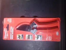 48-22-3930 Milwaukee Pruning Shears Comfort Grip Steel Blade 3/4 Inch Cut