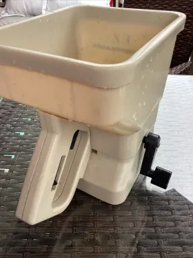 N0520 Republic Ez Hand Spreader Seed Fertilizer Crank 1/2 Gal Made In Usa Vintage #2