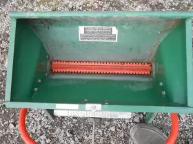 Scott 35-58 Vintage Metal Adjustable Lawn Seed/fertilizer Spreader Model #3