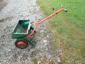 Scott 35-58 Vintage Metal Adjustable Lawn Seed/fertilizer Spreader Model