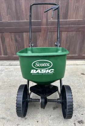 06052 Scotts Basic Broadcast Spreader Turf Builder Mini Adjustable Seeds Fertilizer