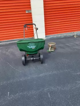 76232 The Scotts Company Llc Turf Builder Edgeguard Dlx Broadcast Spreader