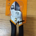 Fiskars Bypass Pruning Shears Comfort Grip, 5/8 Cut, 2 Steel Blade. Fixed Price $13.00.