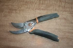 Vintage Pair Of Fiskars EA1212 8 1/2" Bypass Pruners Tested Works!! See Pix!!. Fixed Price $6.99.