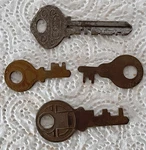 Job Lot 4 Mixed Vintage Flat Steel Metal Keys Union & Other Makers #PJ771. Fixed Price $11.34.