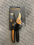 Fiskars P552 POWERGEAR2 Bypass Pruner 3/4" Cutting Capacity New (ECP018195). Fixed Price $17.50.