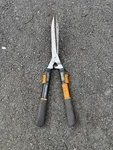 Fiskars Power-lever Extendable Hedge Shears 25"-33" Model 9169. Fixed Price $20.00.