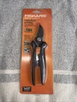 New Sealed Fiskars Floral Pruner W/stem Stripper (model 9926). Fixed Price $13.99.